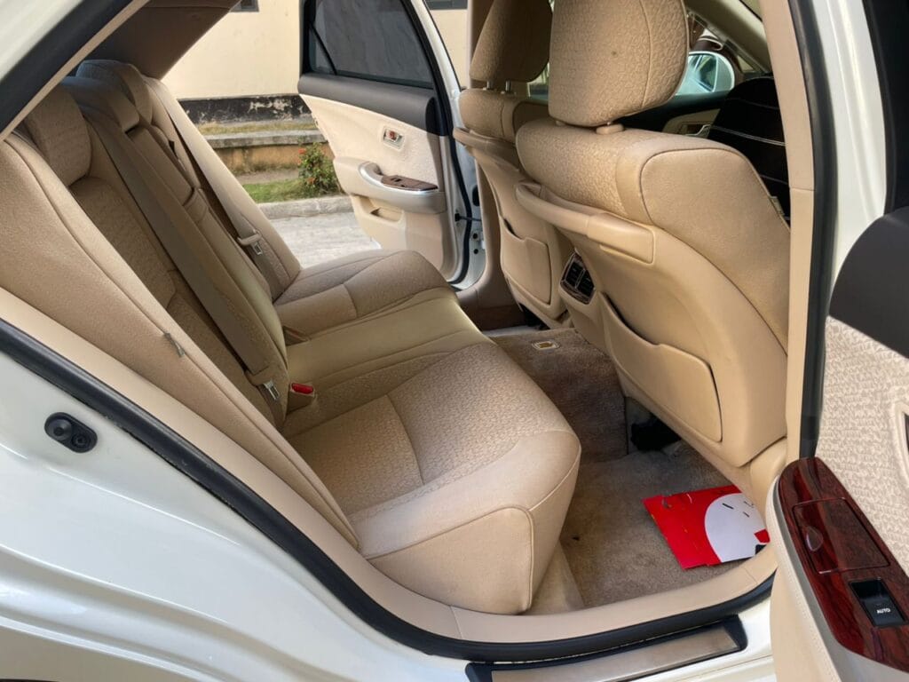 Magari Sokoni Toyota Crown ya Bei Poa 2010