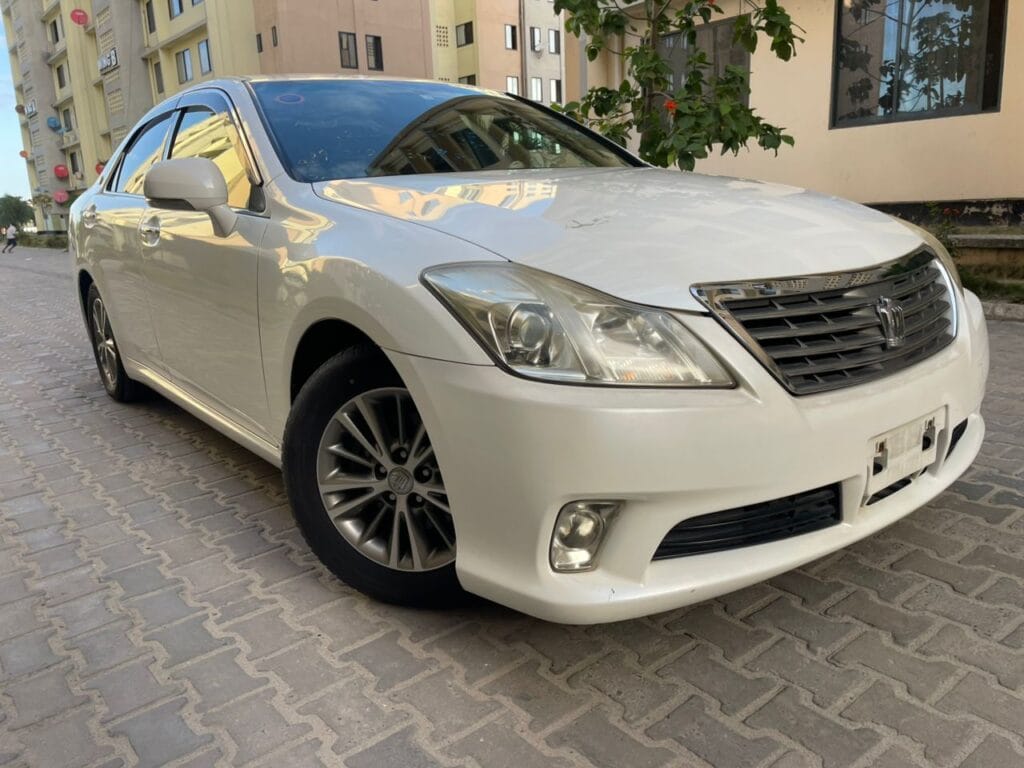 Magari Sokoni Toyota Crown ya Bei Poa 2010