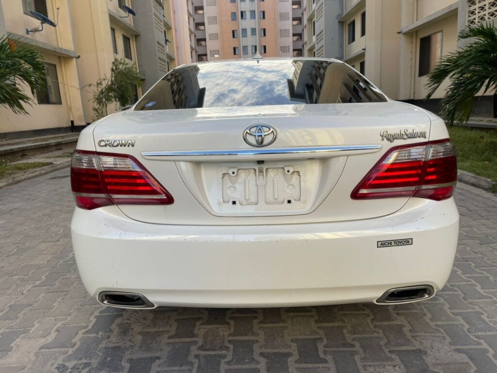 Magari Crown 2010 lipo Dar es salaam