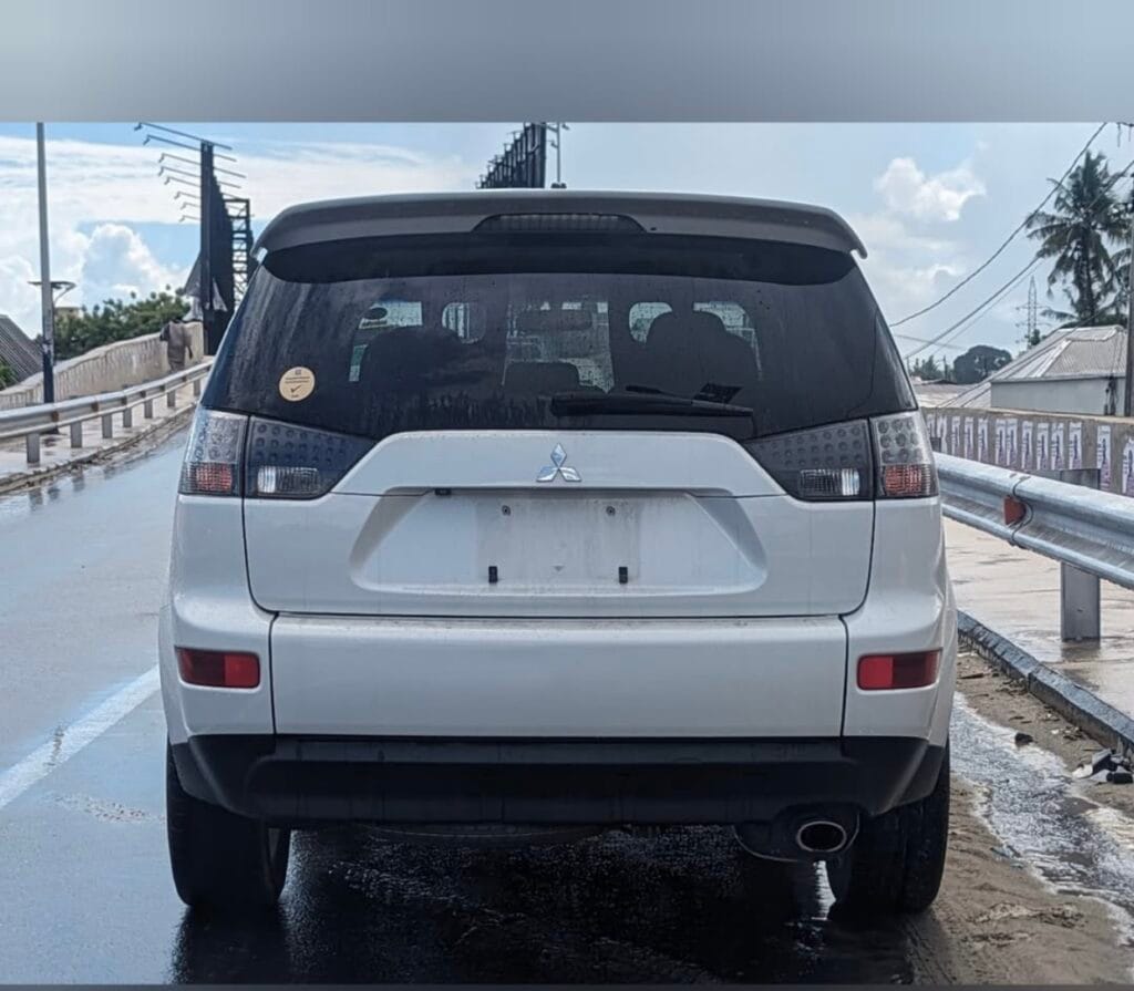 Magari Outlander 2006 lipo Dar es salaam