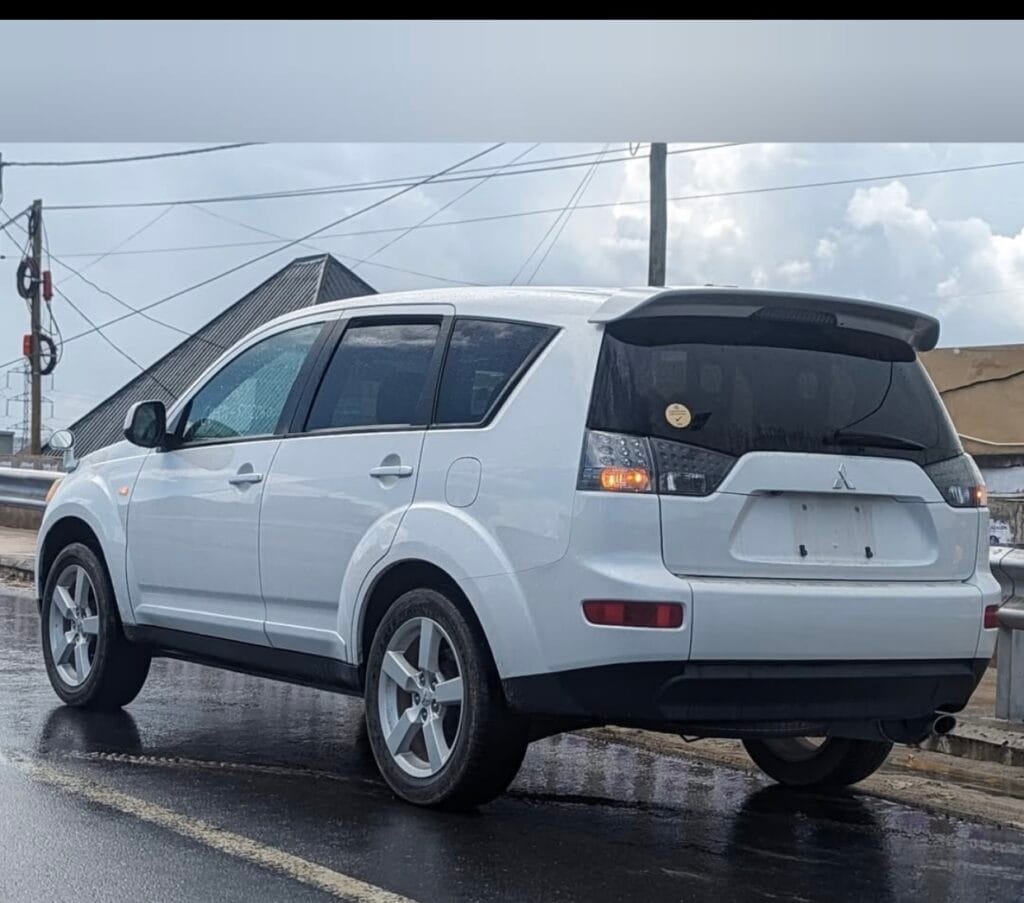 Magari Sokoni Mitsubishi Outlander ya Bei Poa 2006