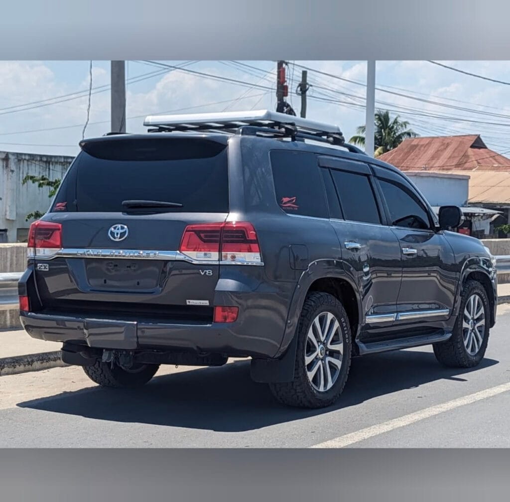Magari Sokoni Toyota Land Cruiser V8 ya Bei Poa 2020