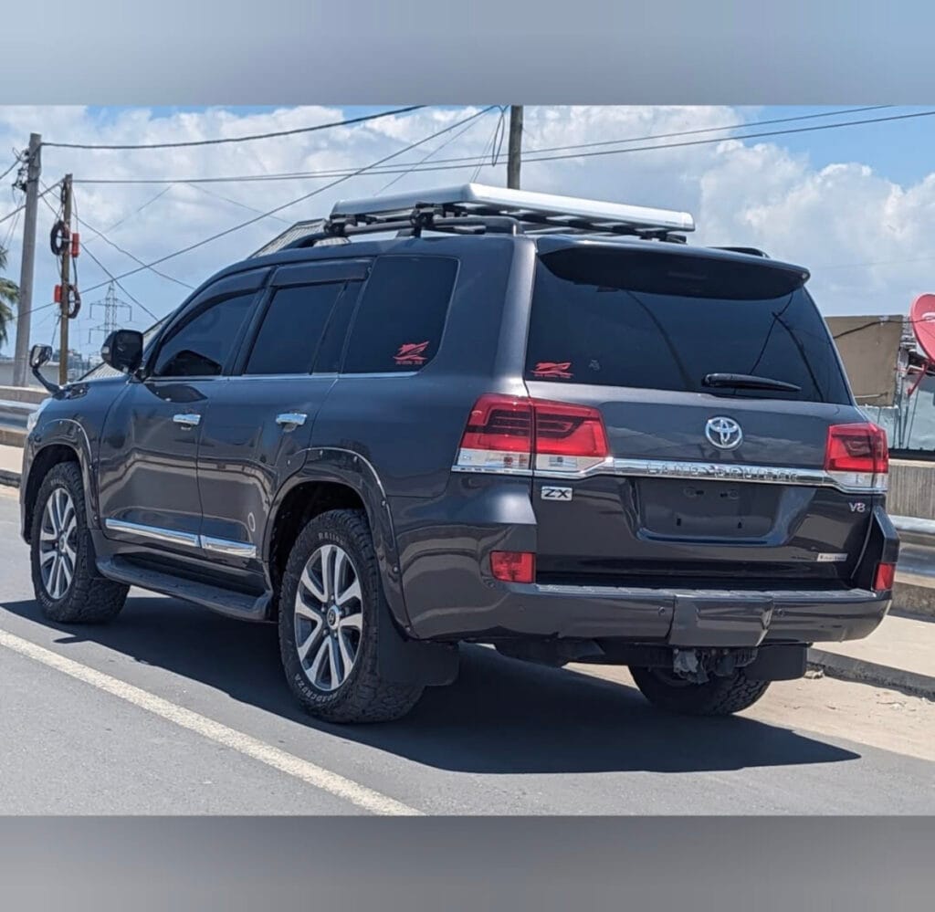 Toyota Land Cruiser V8 bei poa sokoni Dar es salaam Tanzania