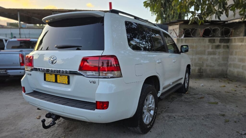 Toyota Land Cruiser V8 bei poa sokoni Dar es salaam Tanzania