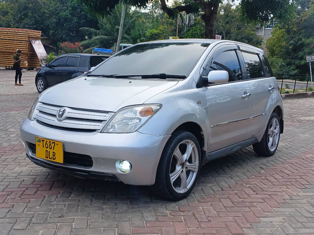 Price Toyota IST 2005 for Sale in Dar es salaam