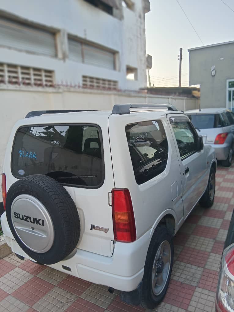 Magari Jimny 2000 lipo Dar es salaam