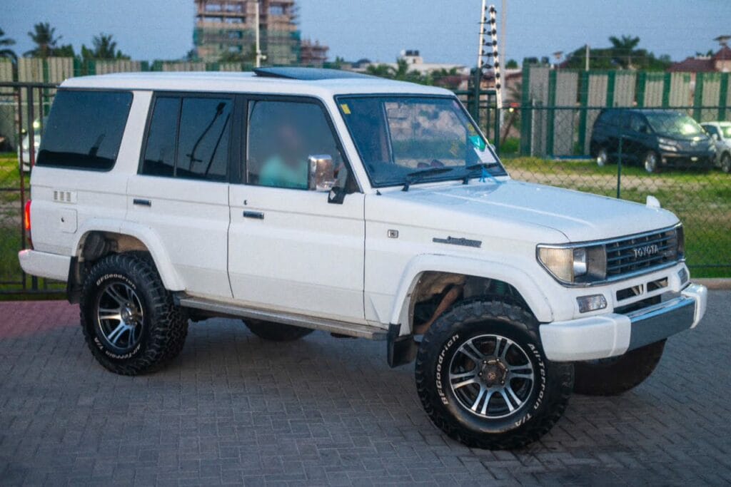 Magari Land Cruiser Prado 1998 lipo Dar es salaam