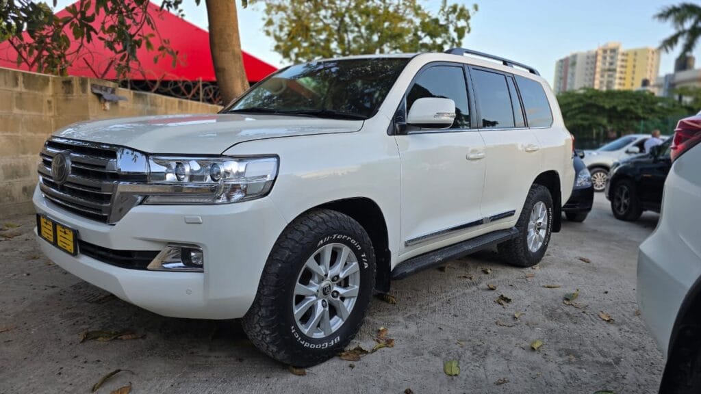 Magari Land Cruiser V8 2020 lipo Dar es salaam