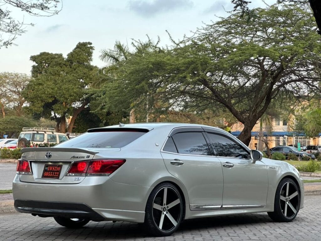 Toyota Crown 2015 Inauzwa Dar es Salaam Tanzania