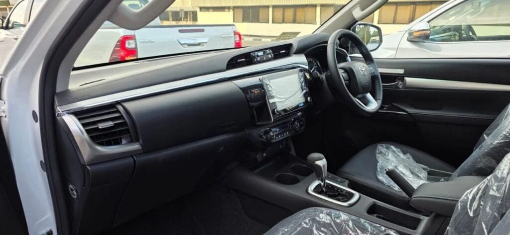 Toyota Hilux bei poa sokoni Dar es salaam Tanzania