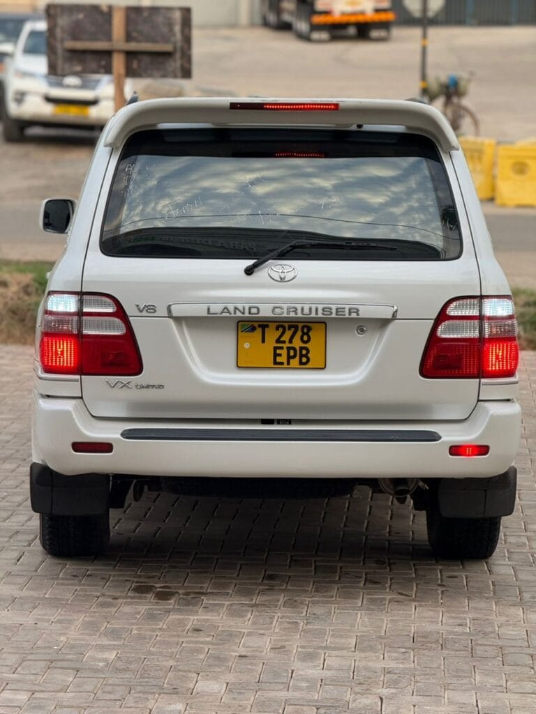 Magari Land Cruiser V8 2003 lipo Dar es salaam