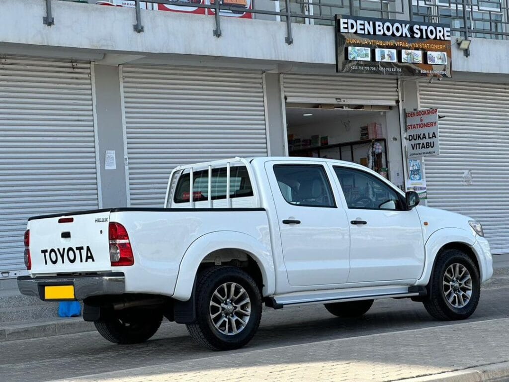 Magari Hilux 2013 lipo Dar es salaam