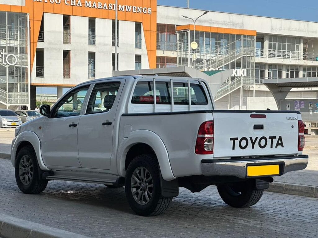 Magari Sokoni Toyota Hilux ya Bei Poa 2013