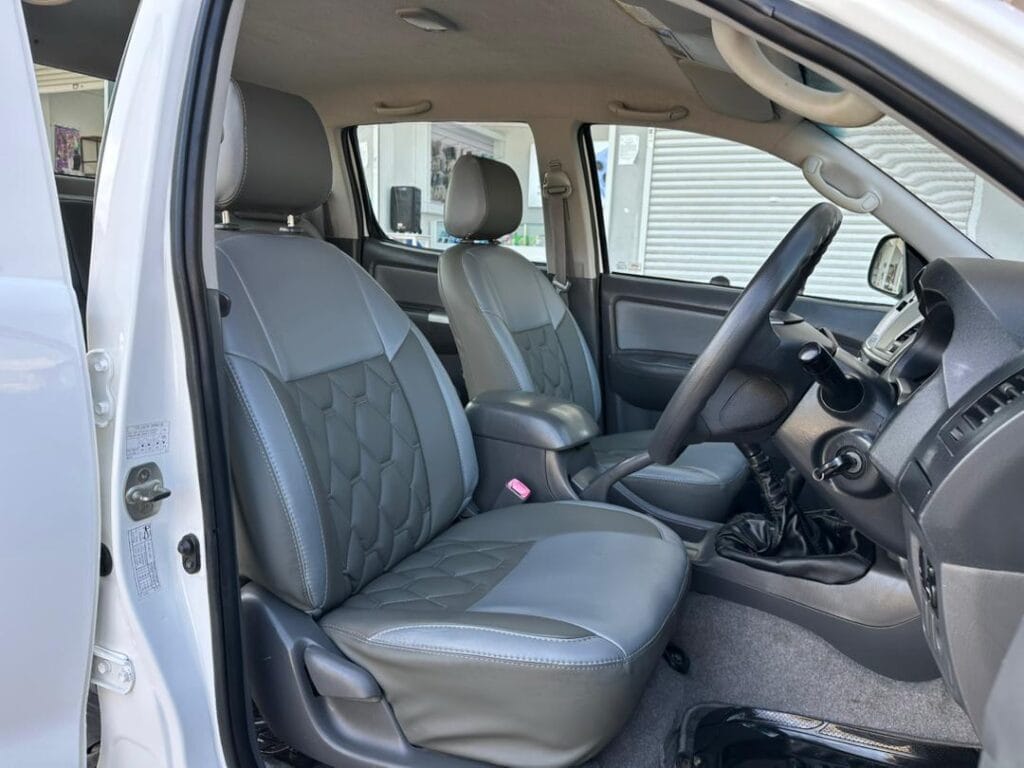 Toyota Hilux bei poa sokoni Dar es salaam Tanzania