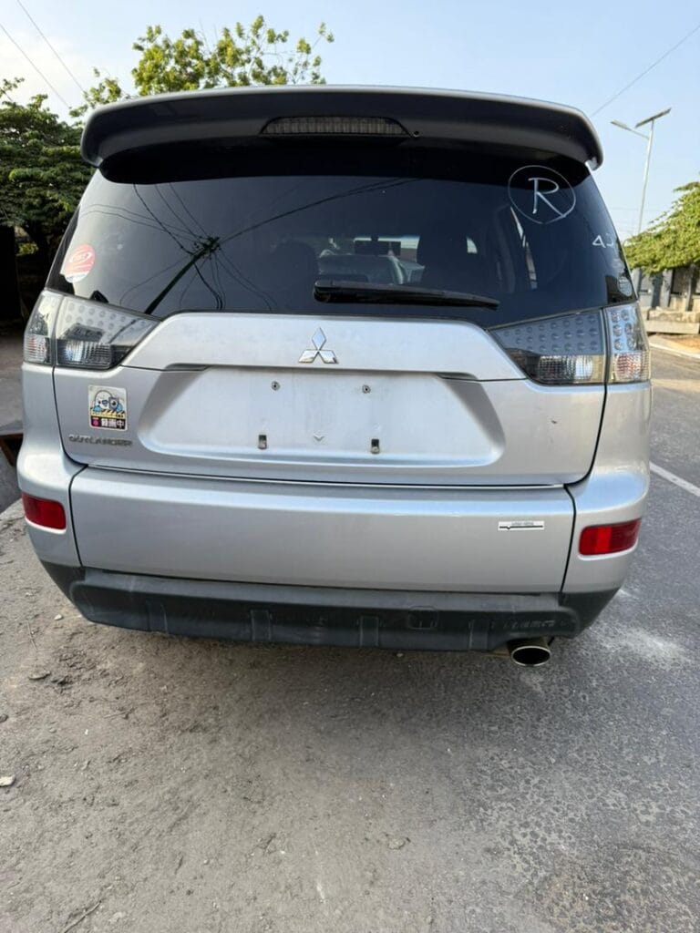 Magari Outlander 2009 lipo Dar es salaam