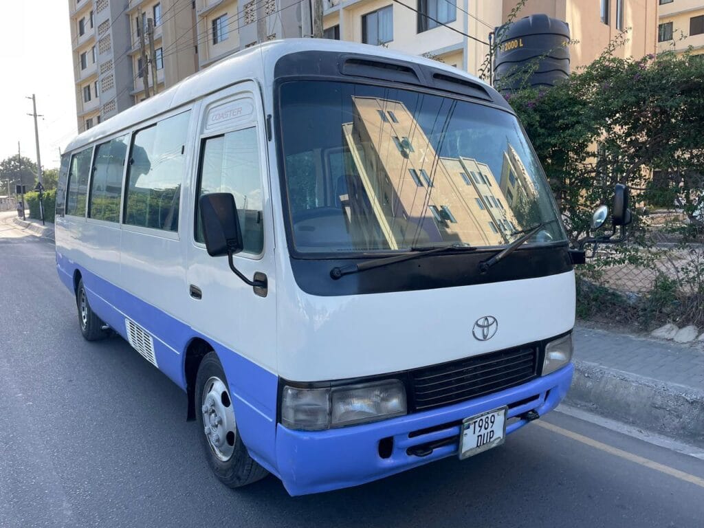 Magari Coaster 2002 lipo Dar es salaam