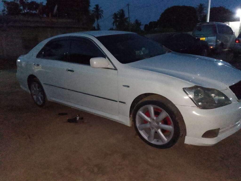 Toyota Crown bei poa sokoni Dar es salaam Tanzania