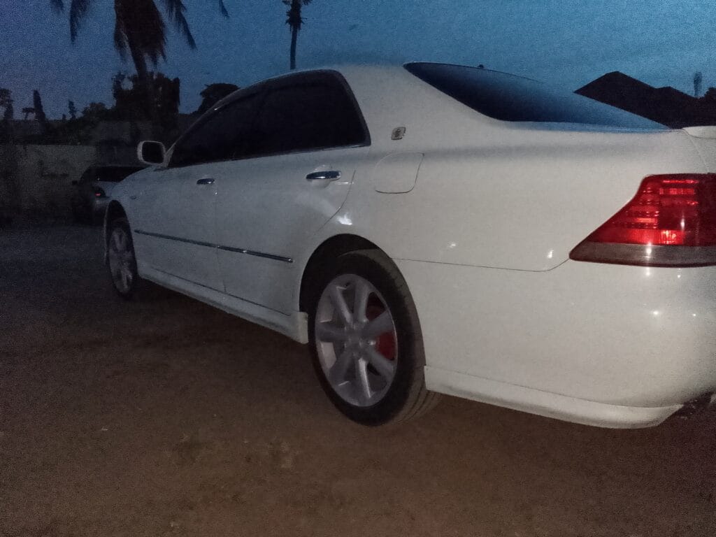 Magari Sokoni Toyota Crown ya Bei Poa 2005