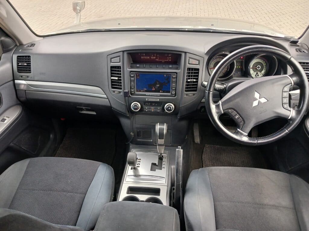 Magari Sokoni Mitsubishi Pajero ya Bei Poa 2006