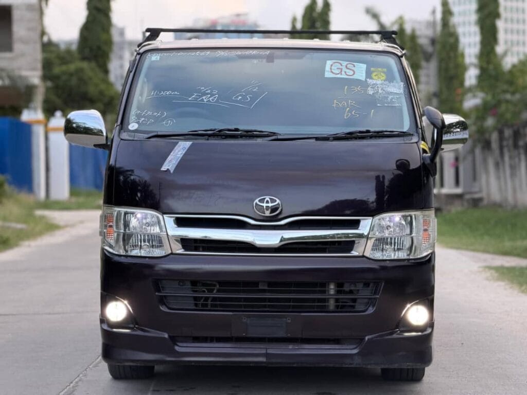 Magari Hiace 2013 lipo Dar es salaam
