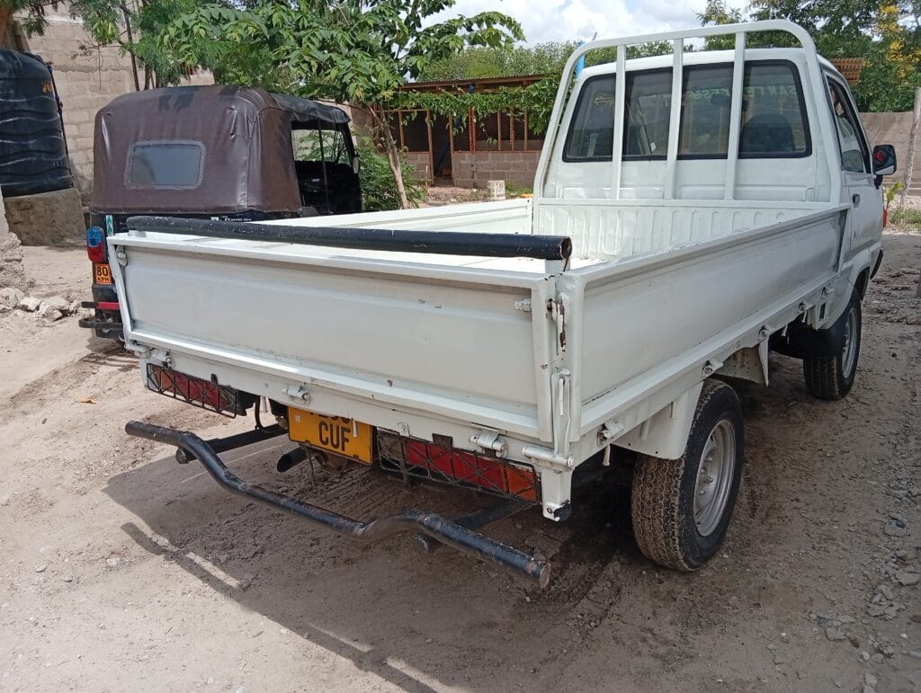 Magari Sokoni Toyota LiteAce Truck ya Bei Poa 2009