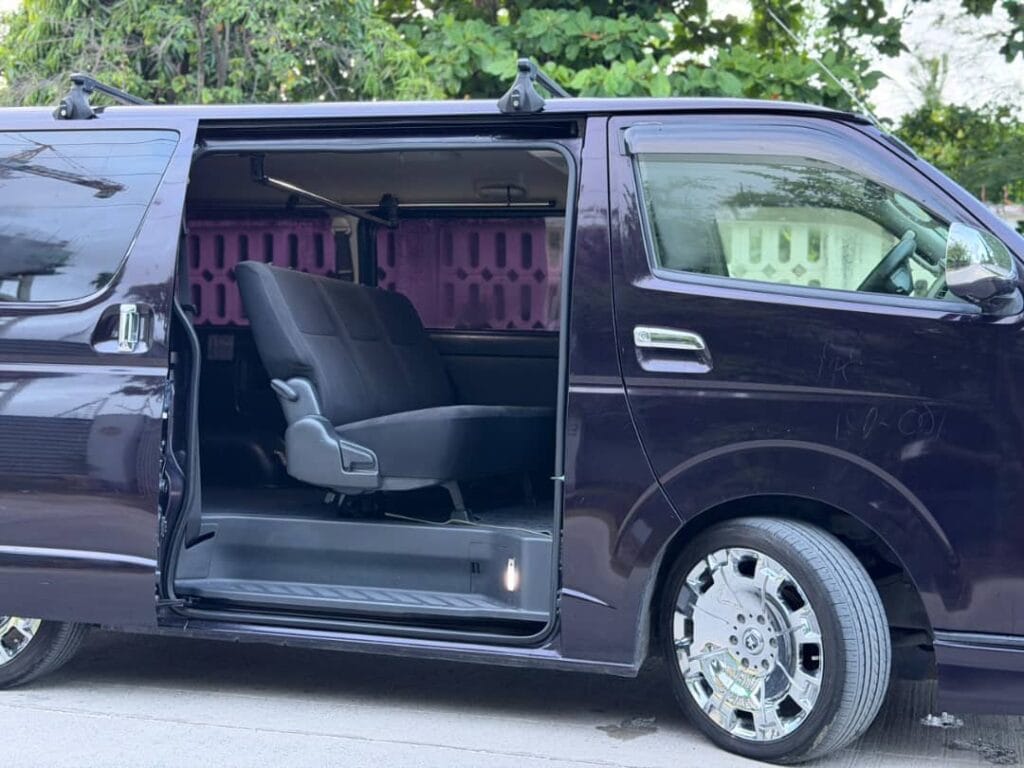 Magari Hiace 2013 lipo Dar es salaam