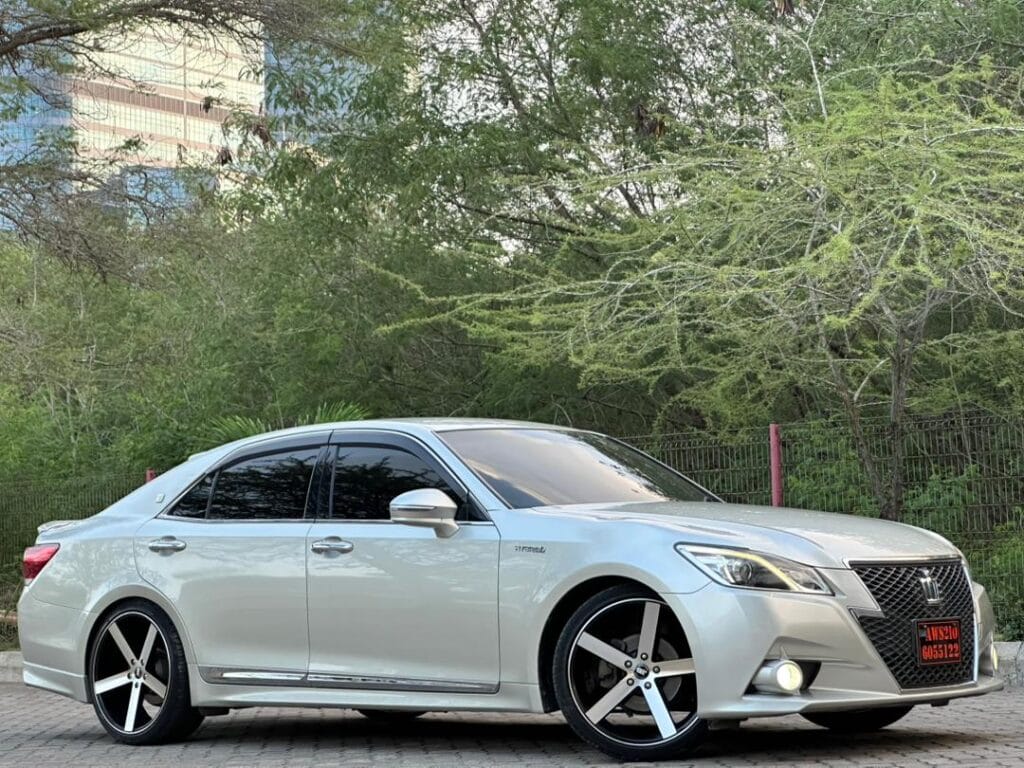 Magari Sokoni Toyota Crown ya Bei Poa 2015