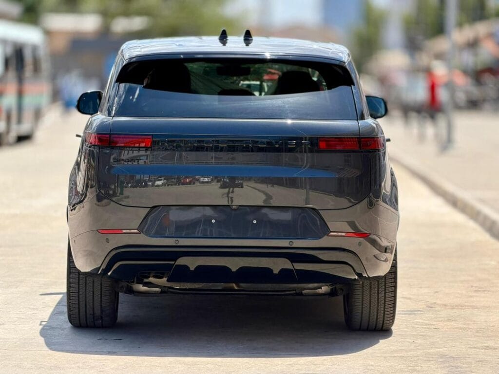 Land Rover Range Rover Sport bei poa sokoni Dar es salaam Tanzania