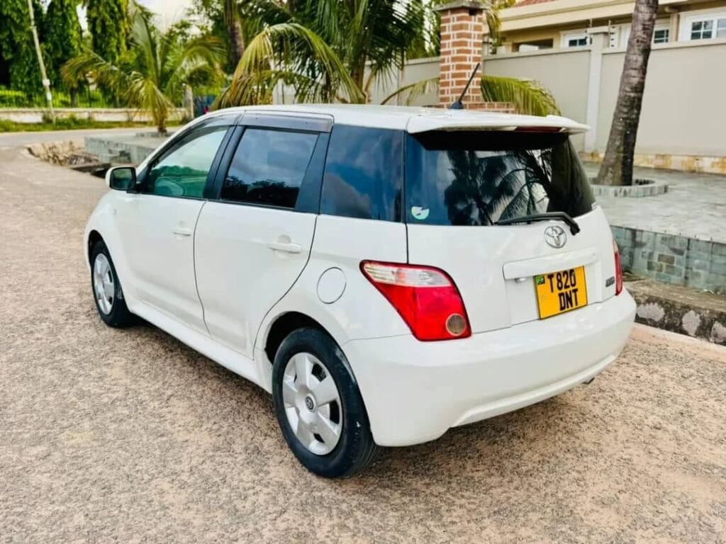 Toyota IST bei poa sokoni Dar es salaam Tanzania