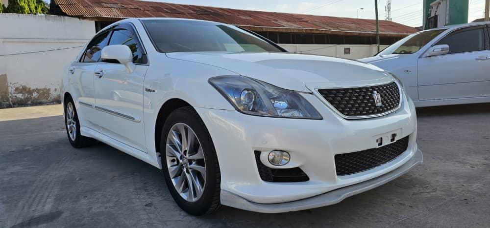 Magari Sokoni Toyota Crown ya Bei Poa 2009