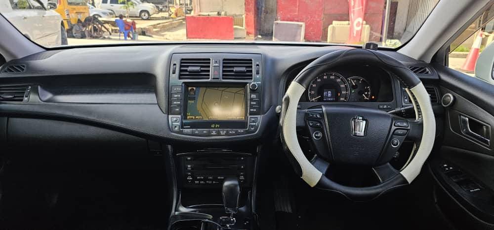 Toyota Crown bei poa sokoni Dar es salaam Tanzania