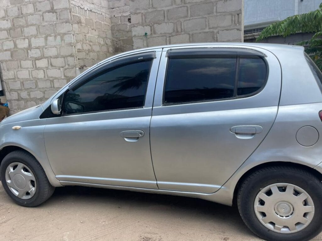 Toyota Vitz 2000 Inauzwa Dar es salaam Tanzania
