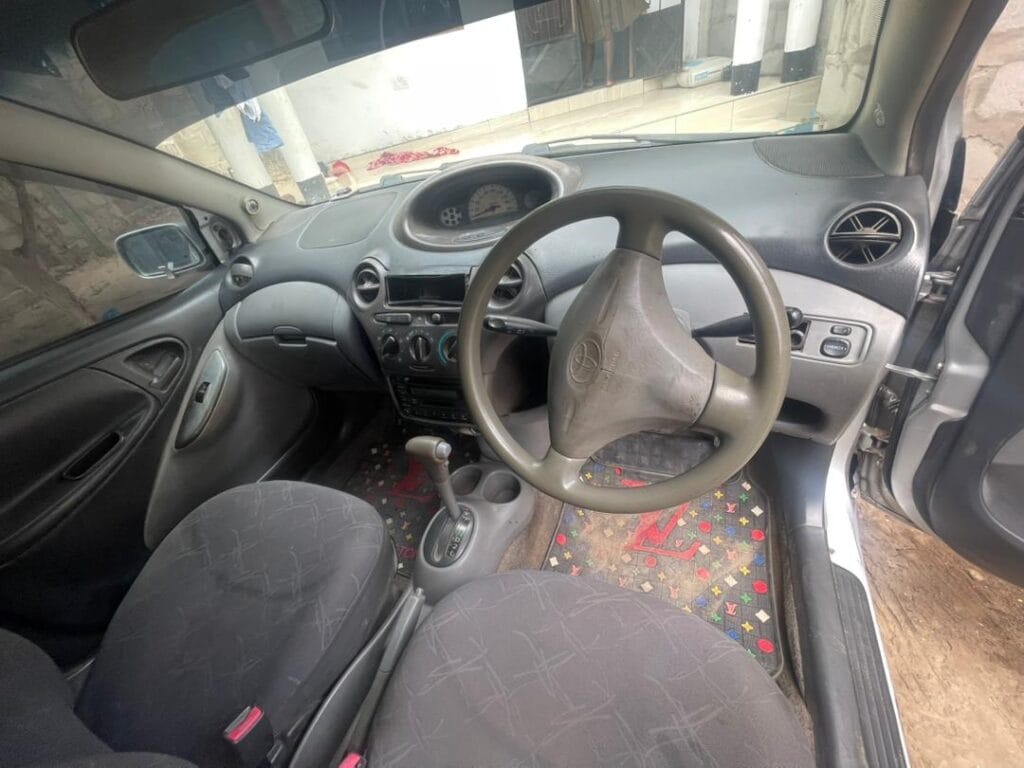 Toyota Vitz bei poa sokoni Dar es salaam Tanzania