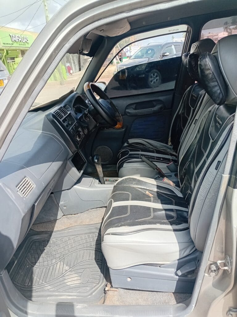 Toyota Rav4 bei poa sokoni Dar es salaam Tanzania