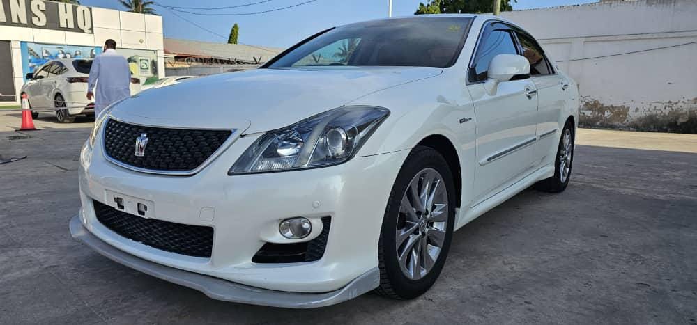 Magari Crown 2009 lipo Dar es salaam