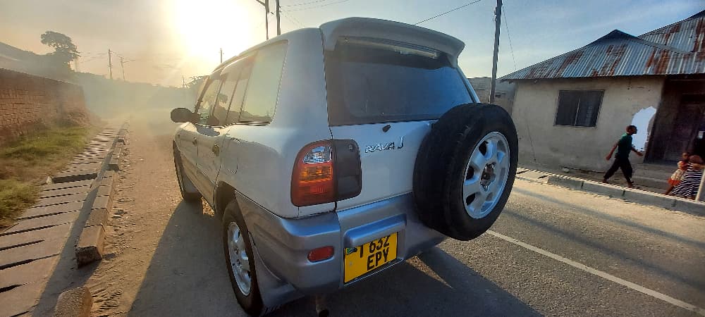 Magari Rav4 1998 lipo Dar es Salaam