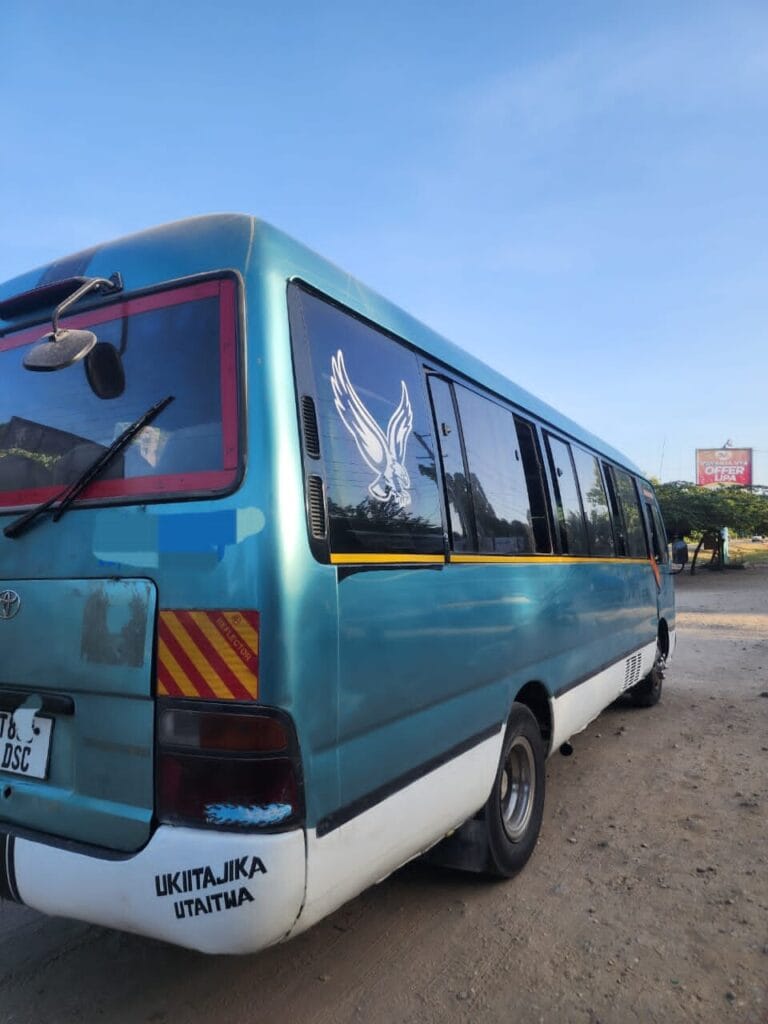 Magari Sokoni Toyota Coaster ya Bei Poa 2000