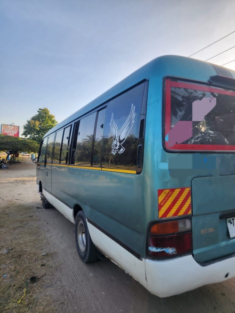 Magari Coaster 2000 lipo Dar es salaam