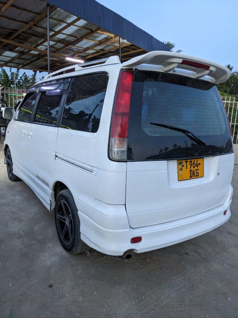Price Toyota Noah 2005 for Sale in Dar es salaam