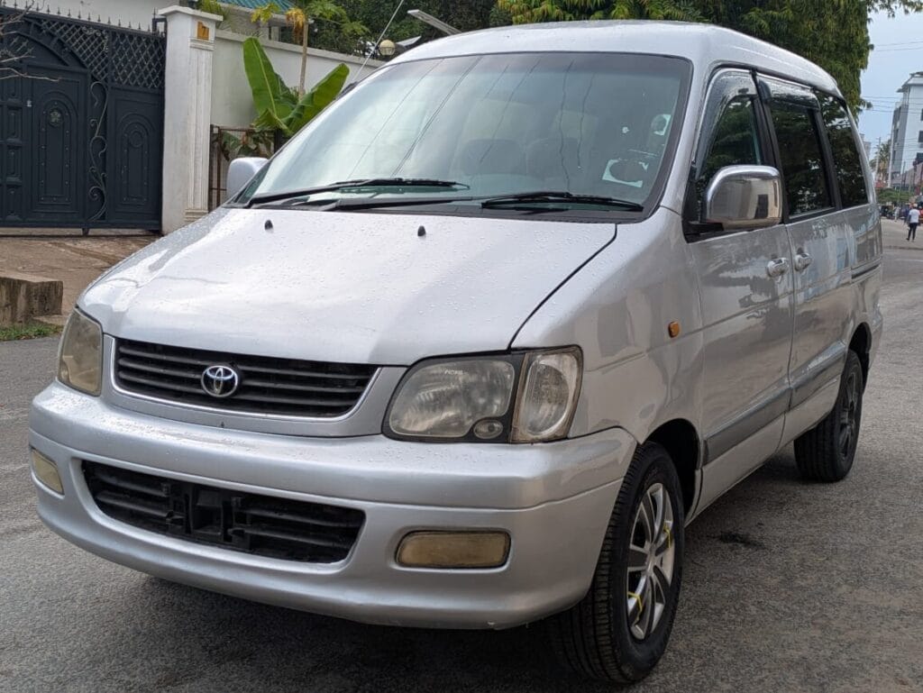 Magari Sokoni Toyota Noah ya Bei Poa 2001