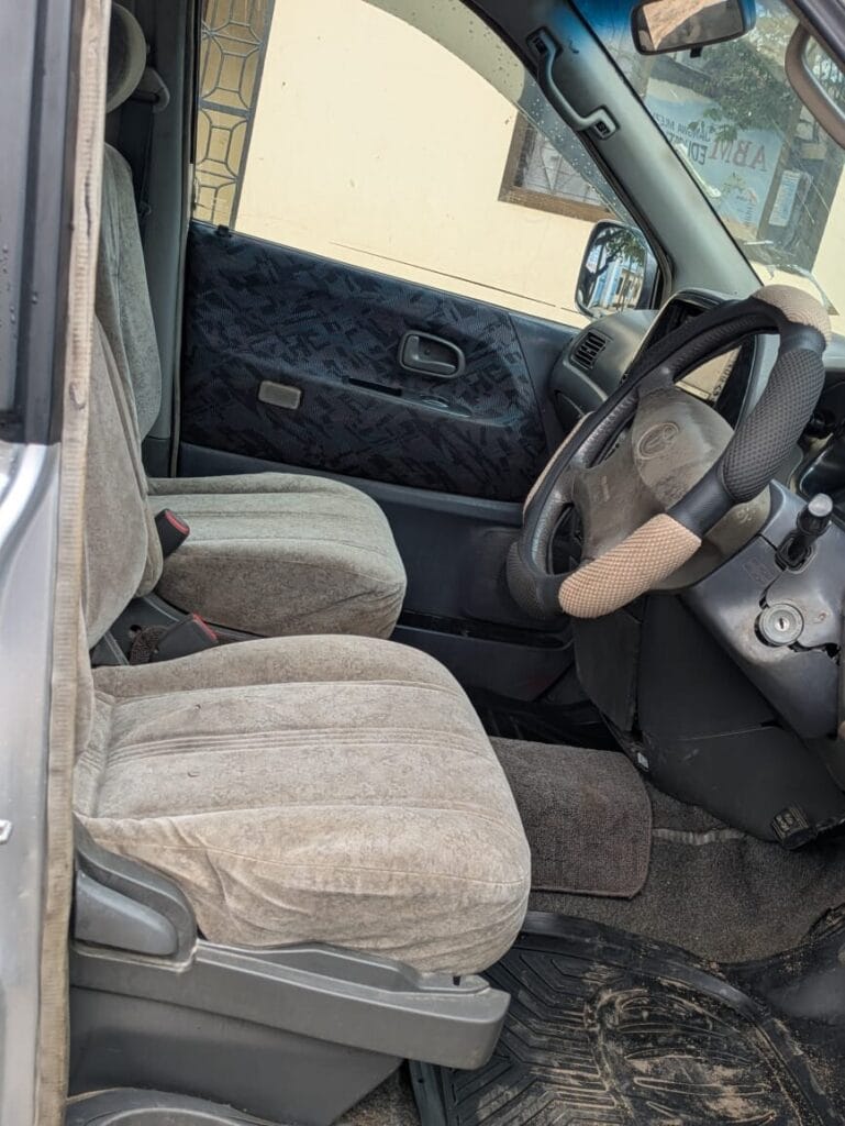 Magari Noah 2001 lipo Dar es salaam