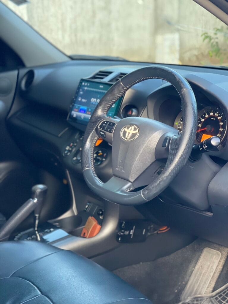 Magari Sokoni Toyota Vanguard ya Bei Poa 2010