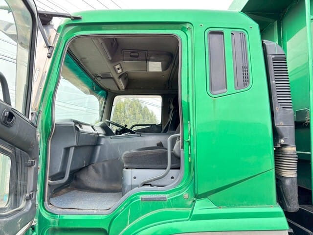 Mitsubishi Fuso bei poa sokoni Dar es salaam Tanzania