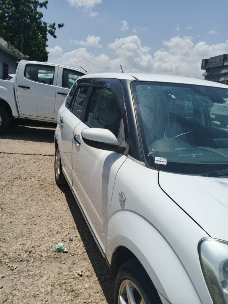 Magari Sokoni Mazda Verisa ya Bei Poa 2005