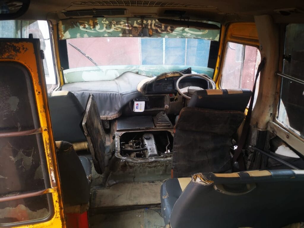 Magari Sokoni Toyota Coaster ya Bei Poa 1998