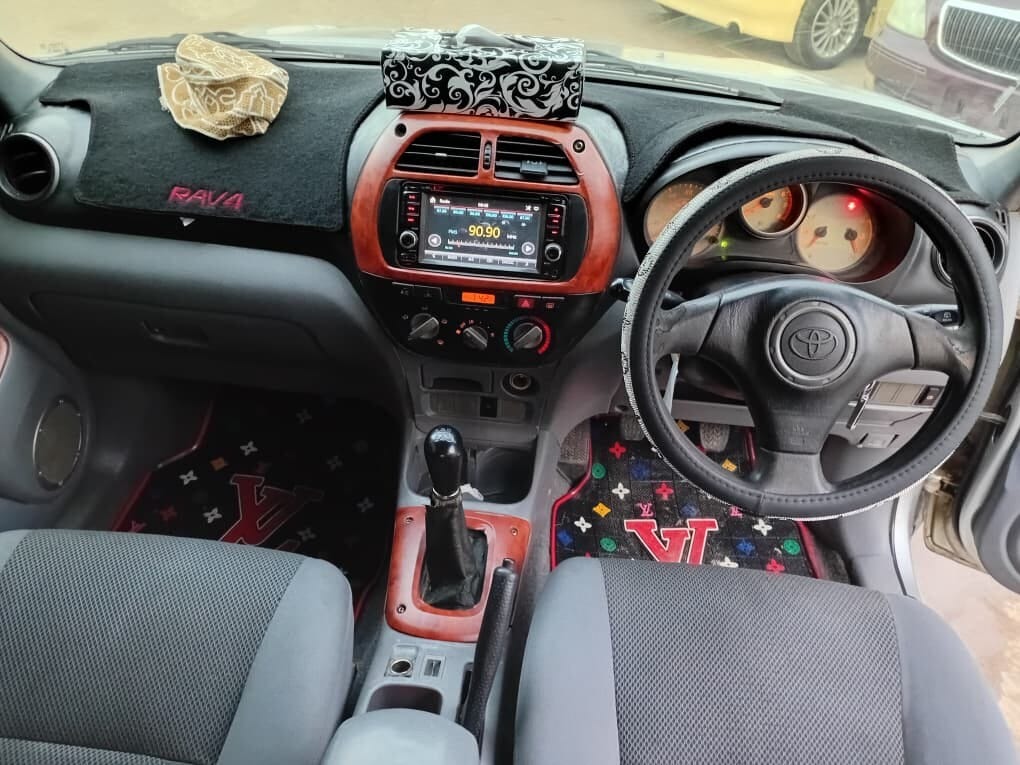Toyota Rav4 bei poa sokoni Dar es salaam Tanzania