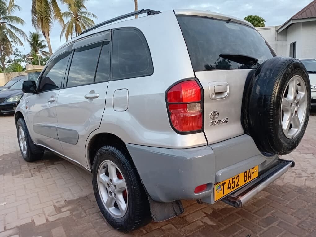 Magari Rav4 2003 lipo Dar es salaam