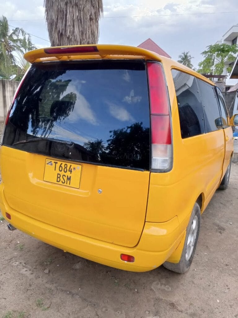 Magari Noah 1999 lipo Dar es salaam