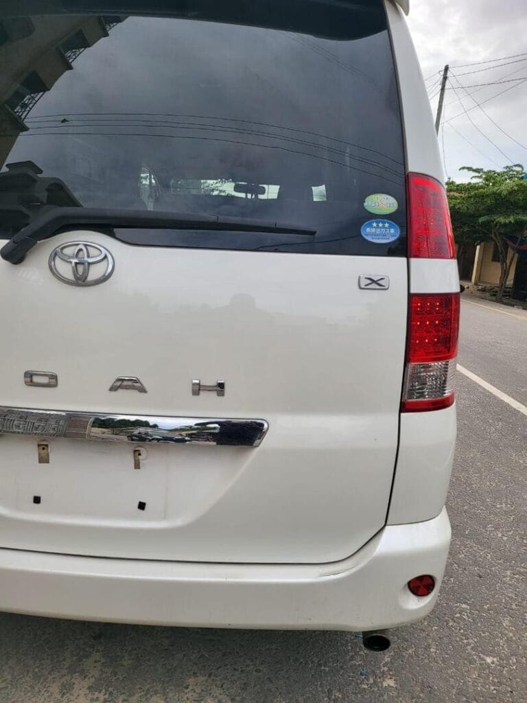 Toyota Noah bei poa sokoni Dar es salaam Tanzania