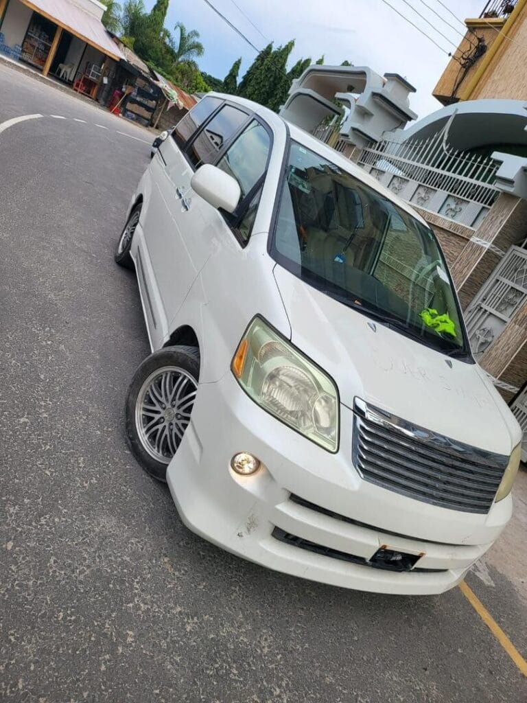 Magari Sokoni Toyota Noah ya Bei Poa 2005